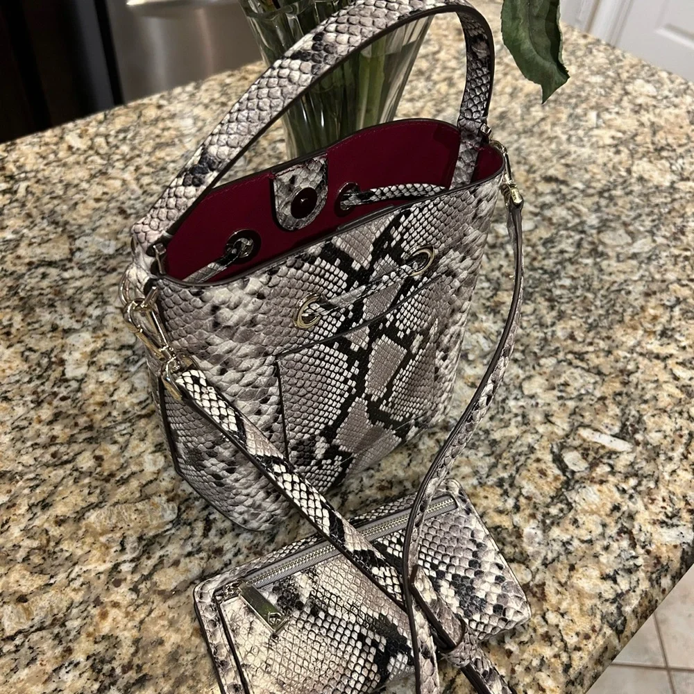 Kate Spade Bucket Bag with Snakeskin Pattern with Matching Wallet - Picture 7 of 7